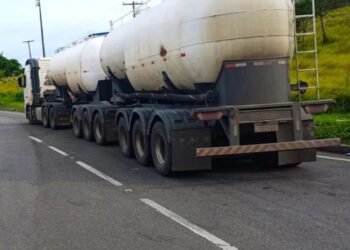 Bitrem 9 eixos é flagrado pela PRF com quase 13 toneladas em excesso