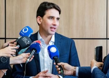 Passagens aéreas não devem subir após fusão de empresas, diz ministro