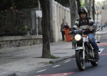 Prefeitura de SP não autoriza 99 a transportar passageiros em motos