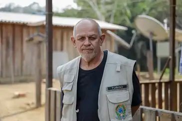 Nova Mamoré (RO) 31/07/2024 – Assessor da Casa Civil, Nilton Tubino posa para foto após ato do governo federal para marcar a entrega da desintrusão da Terra Indígena Karipuna, em Rondônia, na Aldeia Panorama. Durante a solenidade, os órgãos envolvidos na operação efetuarão a entrega dos resultados da desintrusão do território indígena. Localizada entre os municípios de Porto Velho e Nova Mamoré, a Terra Karipuna sofria constantes invasões que resultaram em desmatamento, grilagem de terra e outras ações ilegais. O processo de desintrusão, determinado pela Justiça, teve início em junho e foi concluído em julho deste ano. 
Foto: Bruno Peres/Agência Brasil