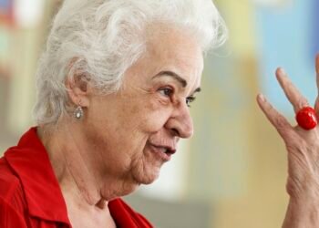 Filha de sobreviventes do Holocausto diz que nazismo foi naturalizado