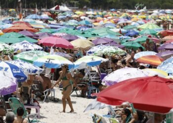 Calor de 39 graus deixa as praias lotadas no Rio de Janeiro