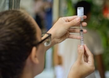 Estoques de vacinas estão 100% abastecidos, diz Ministério da Saúde