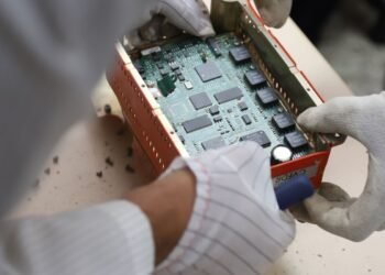 FAB entrega dados de caixas-pretas para agência do Cazaquistão