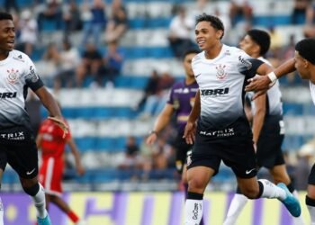 Em busca de 12º título da Copinha, Corinthians bate o Rio Branco