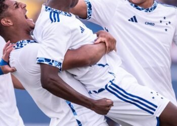 Copinha: Cruzeiro bate São Carlos e garante 1ª posição no Grupo 13