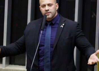 Defesa de Daniel Silveira pede esclarecimentos para devolver arma