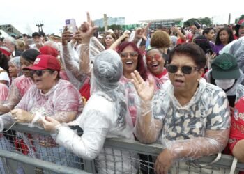 Manifestantes comemoram democracia na Praça dos Três Poderes