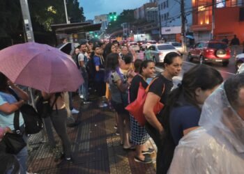 Chuva deixa 179 mil imóveis sem energia elétrica em São Paulo