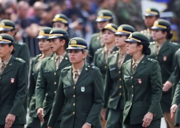 Sete mil mulheres se alistam no serviço militar em 2 dias