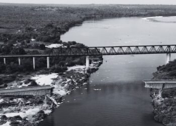 Resgatado corpo em cabine de caminhão submerso após queda de ponte