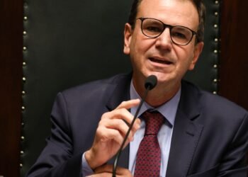 Paes assume novo mandado e propõe Força Municipal armada