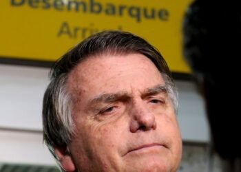 Citando possível fuga, Moraes nega devolver passaporte de Bolsonaro