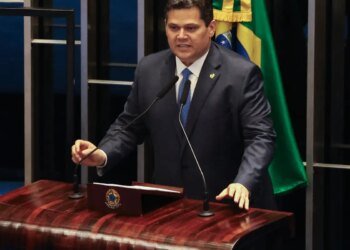 Anistia a golpistas não é assunto dos brasileiros, diz Alcolumbre