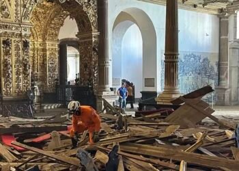 Desabamento de teto de igreja histórica causa morte de jovem na Bahia