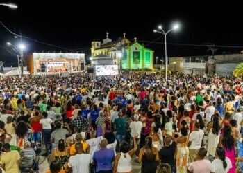 Em festa de Nª.Sª. das Candeias, prefeito assina Ordem de Serviço para requalificação da Praça da Matriz – Prefeitura Municipal de Candeias.