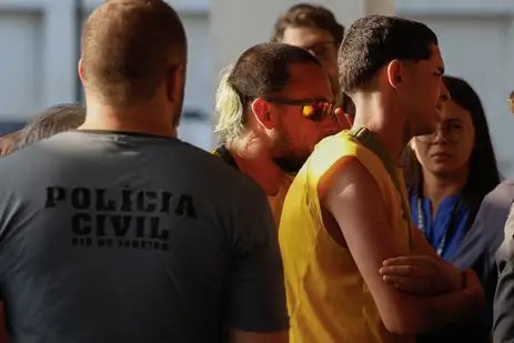 Fernando Frazão/Agência Brasil Rio de Janeiro (RJ) 23/10/2024 - Torcedores do time Peñarol, do Uruguai, envolvidos em confusão no Recreio dos Bandeirantes, são tradizos à Cidade da Polícia Civil. Foto: Fernando Frazão/Agência Brasil