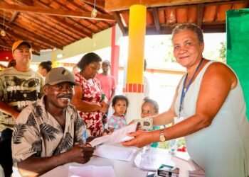 Moradores da Vila Benedito recebem título de posse de seus imóveis – Prefeitura Municipal de Candeias.