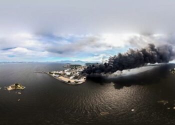 Bombeiros extinguem incêndio em fábrica de lubrificante no Rio