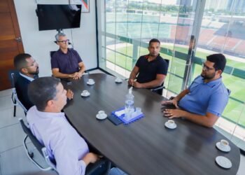 Eriton Ramos e diretor da SUDESB se reúnem para alavancar obras de revitalização do Estádio David Caldeira – Prefeitura Municipal de Candeias.