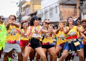 Arrastão reúne dezenas de foliões pelas ruas de Candeias – Prefeitura Municipal de Candeias.