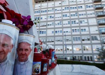 Após crise respiratória, Papa Francisco recebe transfusão de sangue