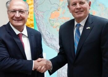 Alckmin recebe senador americano aliado de Trump