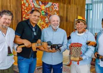 Lula recebe indígenas do Xingu e promete visita ao território