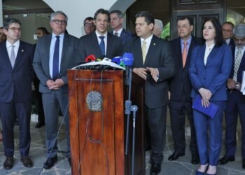 Ao lado de ministros, Alcolumbre promete colaboração com o governo