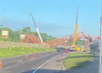 Caminhão derruba passarela e interrompe tráfego na BR-324