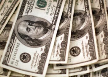 Dólar interrompe sequência de quedas, mas continua abaixo de R$ 5,80