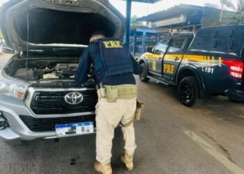 PRF recupera dois veículos com restrição de furto na Bahia