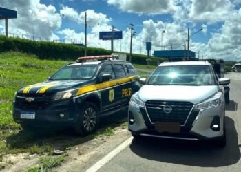 PRF recupera veículo durante abordagem na BR 324