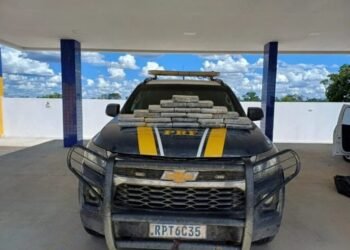 PRF apreende tabletes com 21 kg de cocaína escondidos em um veículo