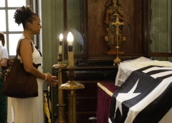 Familiares e amigos se despedem do cineasta Cacá Diegues