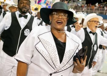 Velhas Guardas abrem desfile do grupo Especial no Sambódromo em SP