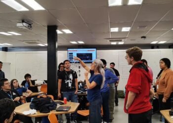 Brasileiros adultos com ensino superior completo chegam a 18,4%