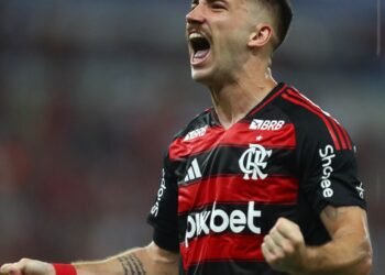 Flamengo derrota Botafogo e assume liderança do Carioca