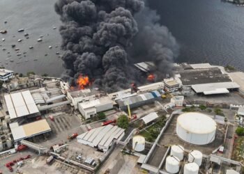 Incêndio atinge fábrica de óleo no Rio de Janeiro