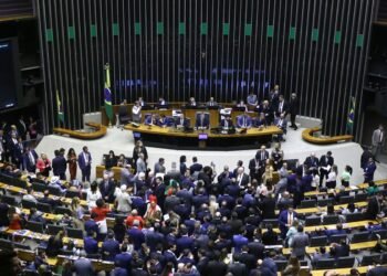 Candidatos à presidencia da Câmara discursam em plenário