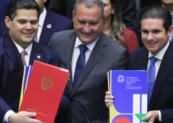 “Brasil está menos pobre e com mais renda”, diz Lula ao Congresso