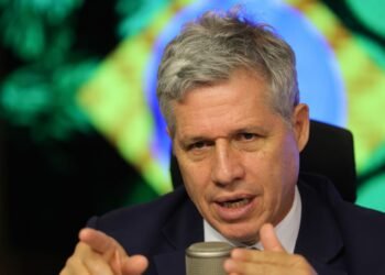 Alimentos estão mais baratos, mas preços devem cair mais, diz ministro