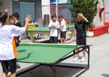 Governo regulamenta lei que restringe uso de celular na escola