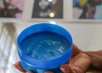 Anvisa cancela venda de pomadas para fixar cabelos, veja a lista