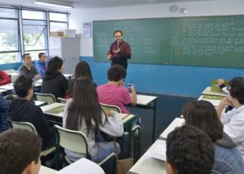 Câmara aprova proposta que proíbe escolas de recusar matrículas