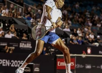 Thiago Monteiro avança às oitavas em dia de calor intenso no Rio Open