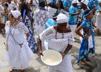 Milhares de fiéis celebram Dia de Iemanjá em cerimônias no Rio