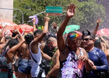 Blocos de rua gratuitos são atração preferida de quem curte carnaval