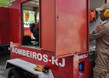 Incêndio atinge fábrica de roupas no Rio de Janeiro