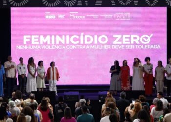 Desfile das Campeãs do carnaval carioca tem ação contra feminicídio